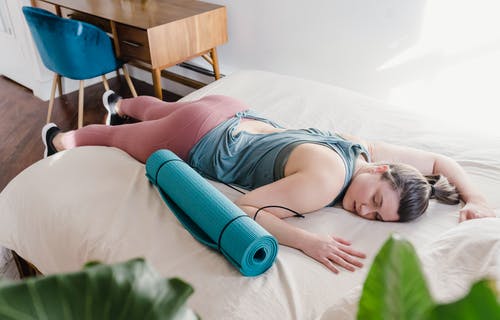 女人从做瑜伽累了 · 免费素材图片