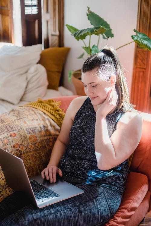 有关主动穿着, 互聯網, 女人的免费素材图片