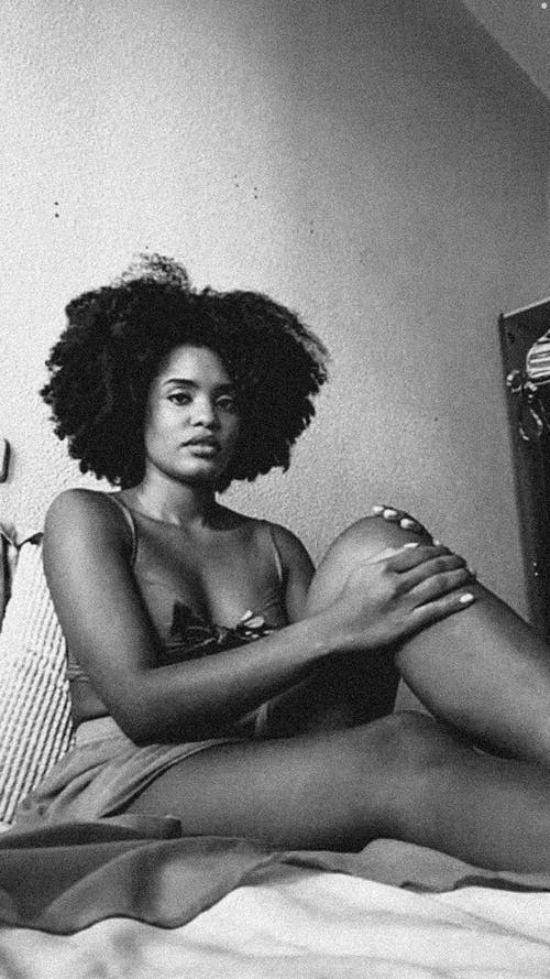 有关單色, 坐, 垂直拍摄的免费素材图片