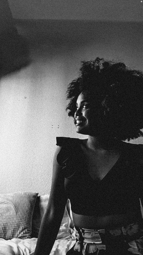 有关單色, 垂直拍摄, 女人的免费素材图片