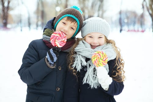 有关（頂部有小羊毛球的）羊毛帽子, 兄弟姐妹, 冬季的免费素材图片