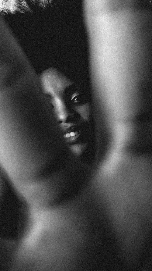 有关單色, 垂直拍摄, 女人的免费素材图片