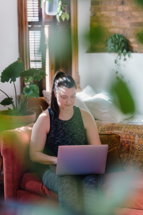 女人用她的笔记本电脑 · 免费素材图片
