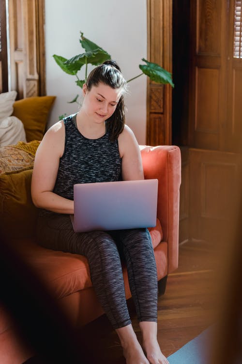 女人用她的笔记本电脑 · 免费素材图片