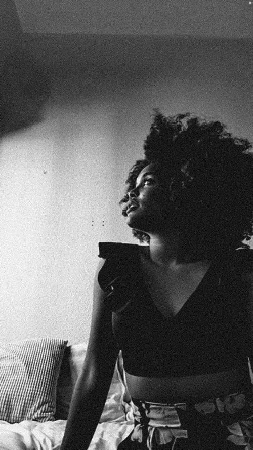 有关單色, 垂直拍摄, 女人的免费素材图片