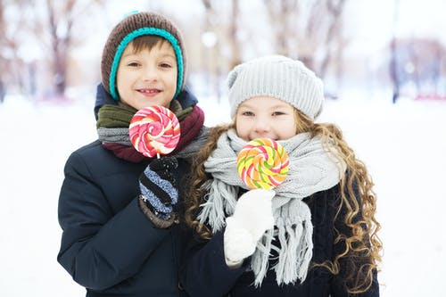 有关（頂部有小羊毛球的）羊毛帽子, 兄弟姐妹, 冬季的免费素材图片