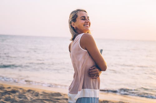 有关垂直拍摄, 快樂, 握住的免费素材图片