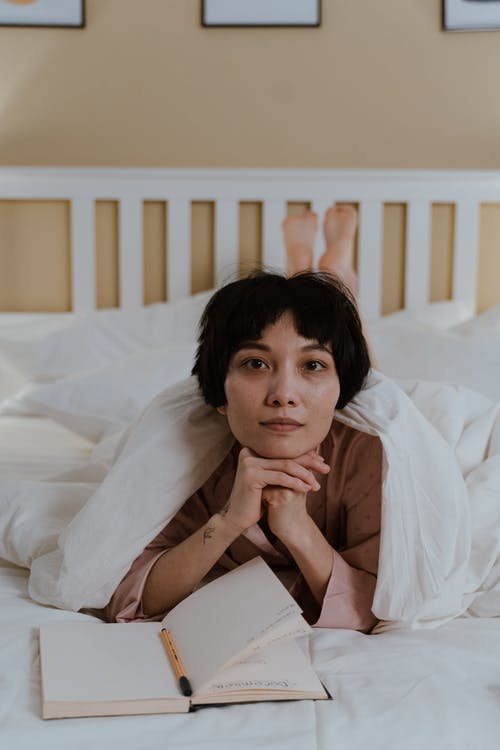 有关人, 垂直拍摄, 床的免费素材图片