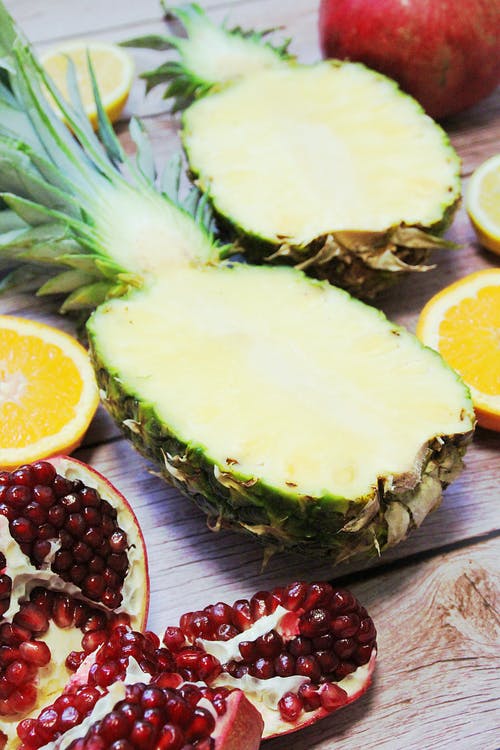 有关健康, 切片水果, 棕色木质表面的免费素材图片