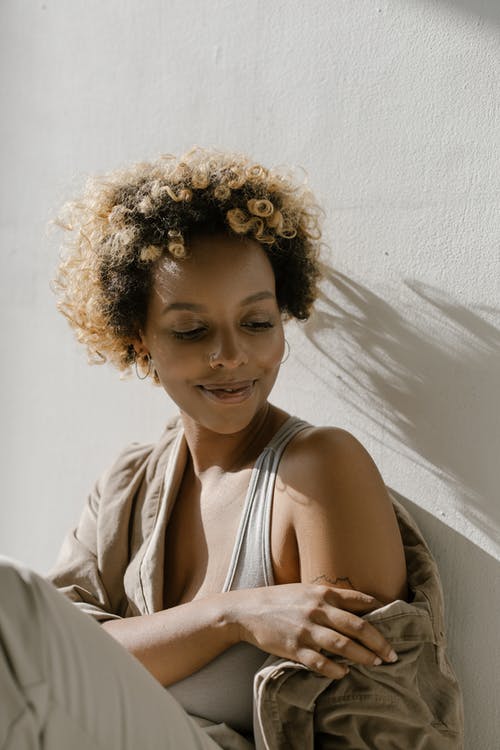 有关坐, 垂直拍摄, 室內的免费素材图片