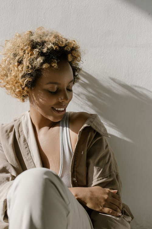 有关坐, 垂直拍摄, 室內的免费素材图片