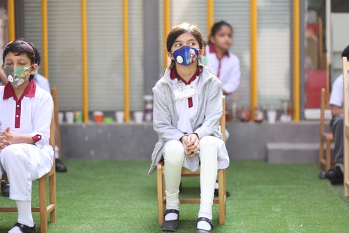 有关兒童, 口罩, 坐的免费素材图片