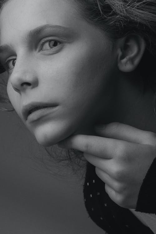 有关單色, 垂直拍摄, 女人的免费素材图片