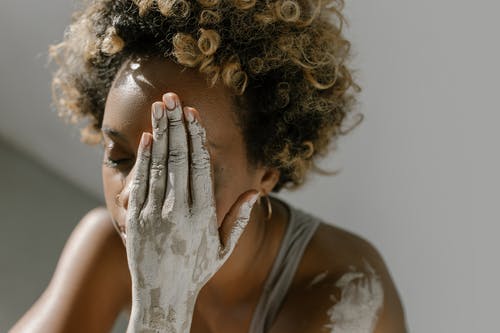 有关室內, 拍照片, 染过的头发的免费素材图片