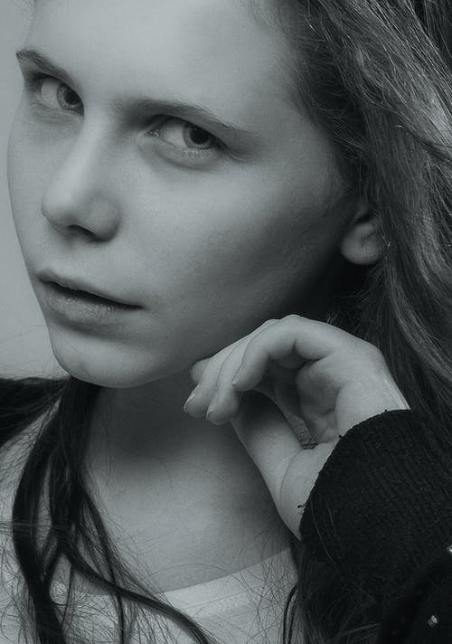 有关單色, 垂直拍摄, 女人的免费素材图片