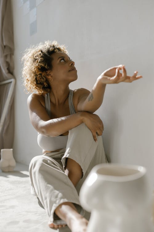 有关坐, 垂直拍摄, 室內的免费素材图片