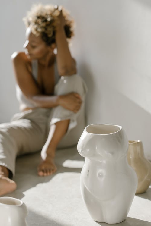 有关坐, 垂直拍摄, 室內的免费素材图片