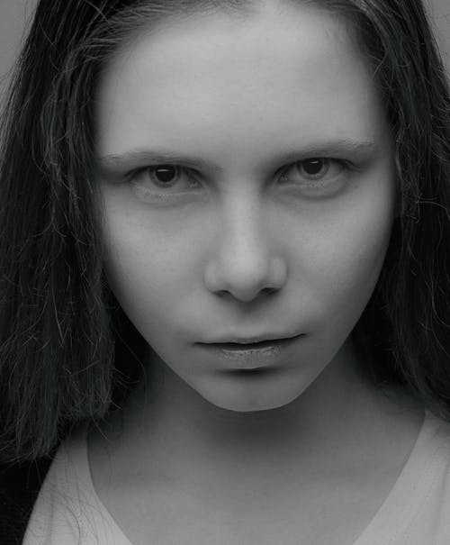 有关單色, 垂直拍摄, 女人的免费素材图片