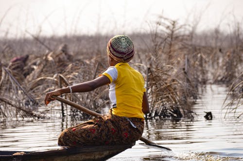 有关（頂部有小羊毛球的）羊毛帽子, 後視圖, 湖的免费素材图片
