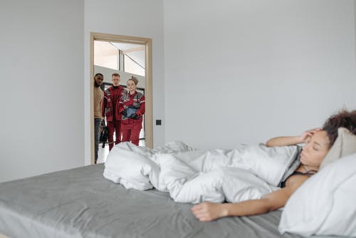 有关emt, 人, 全身乏力的免费素材图片