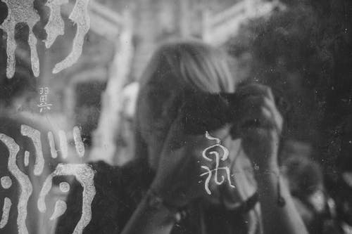 有关反射, 塗鴉, 女人的免费素材图片