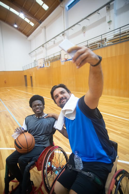 有关垂直拍摄, 手機, 智慧手機的免费素材图片