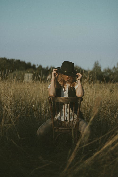 有关Fedora, 不露面, 乾草地的免费素材图片