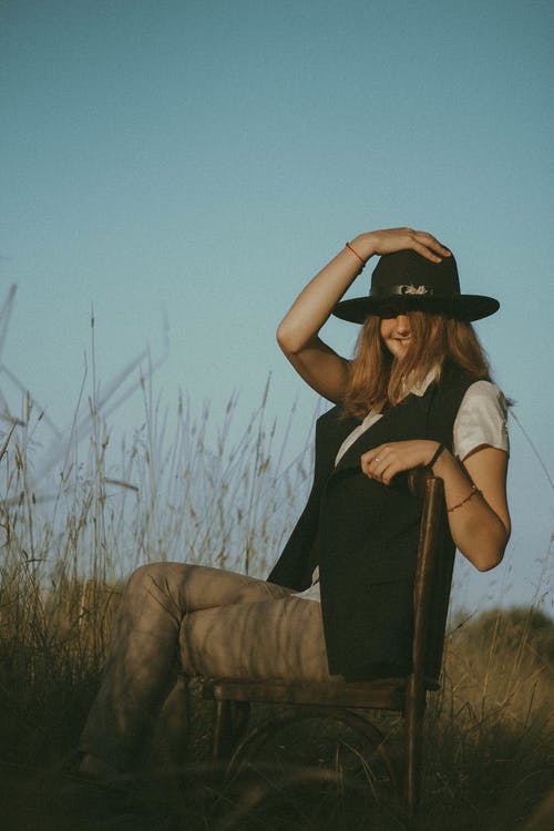 有关Fedora, 乾草地, 交叉的腿的免费素材图片