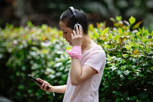 有关3C用品, T恤, 上網的免费素材图片