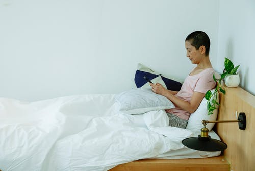 有关3C用品, 上網, 中年的免费素材图片