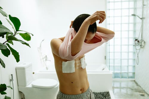 有关T恤, 举起手臂, 乳房的免费素材图片