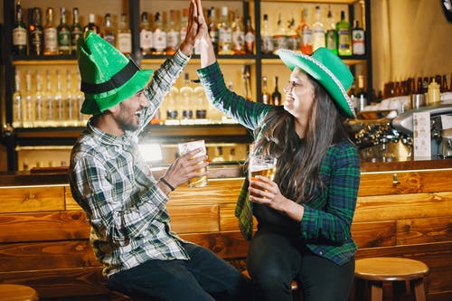 有关人, 啤酒, 坐的免费素材图片