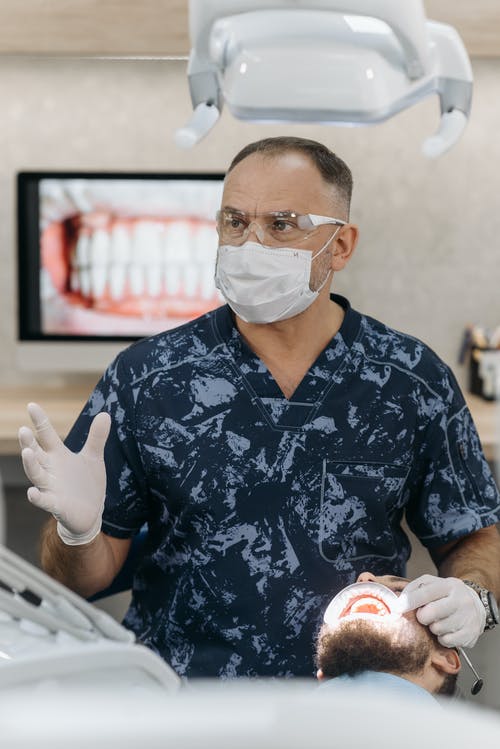 有关个人保护设备, 人, 医用手套的免费素材图片