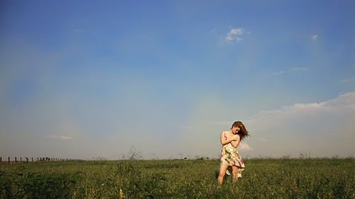 有关双臂交叉, 女人, 女孩的免费素材图片