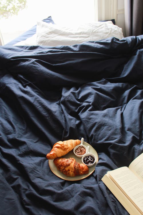 有关休息, 在床上吃早餐, 床的免费素材图片