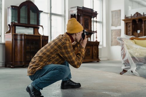 有关（頂部有小羊毛球的）羊毛帽子, 人, 倉庫的免费素材图片