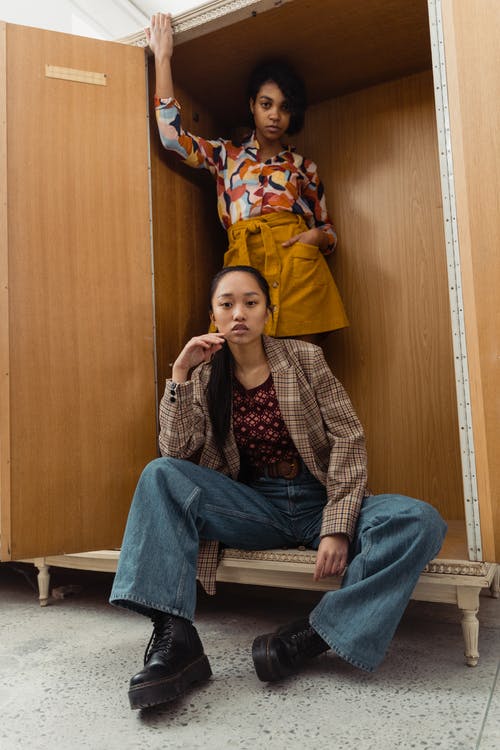 有关坐, 垂直拍摄, 复古风格的免费素材图片