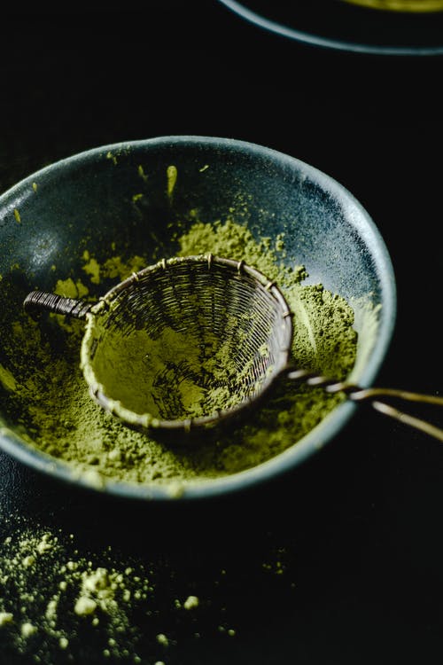 陶瓷碗抹茶粉特写照片 · 免费素材图片