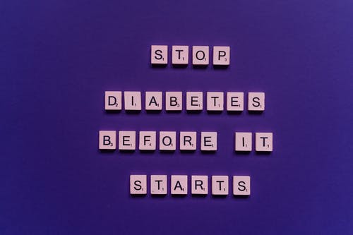 有关停止糖尿病, 拼字游戏瓷砖, 紫色背景的免费素材图片