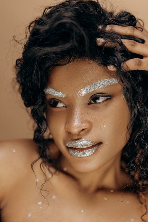 有关亮妆, 工作室拍摄, 捲髮的免费素材图片