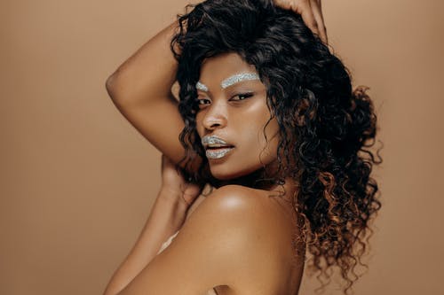 有关亮妆, 工作室拍摄, 捲髮的免费素材图片