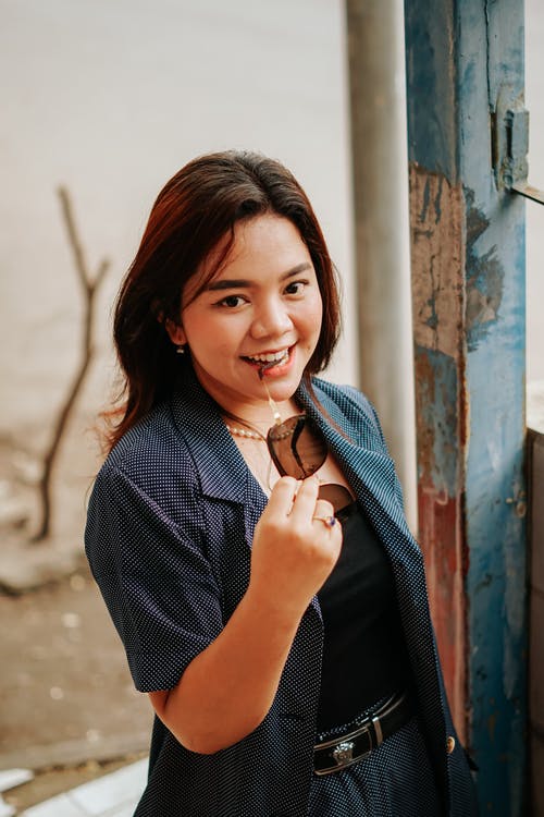 有关咖啡色頭髮的女人, 墨鏡, 微笑的免费素材图片