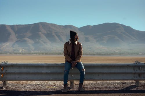 有关（頂部有小羊毛球的）羊毛帽子, 人, 嚴肅的免费素材图片