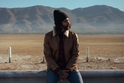 有关（頂部有小羊毛球的）羊毛帽子, 人, 嚴肅的免费素材图片