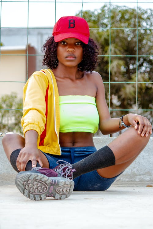 有关坐, 垂直拍摄, 捲髮的免费素材图片