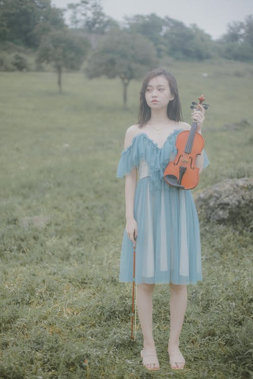 有关垂直拍摄, 女人, 小提琴的免费素材图片