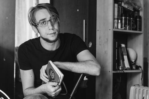 有关人, 單色, 握住的免费素材图片