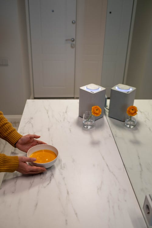 有关南瓜湯, 大理石表面, 手的免费素材图片