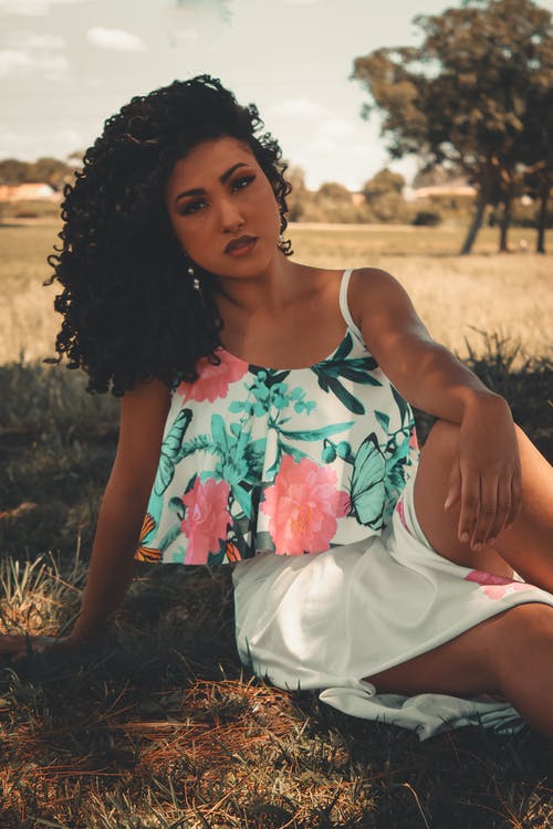 有关人, 坐, 女人的免费素材图片