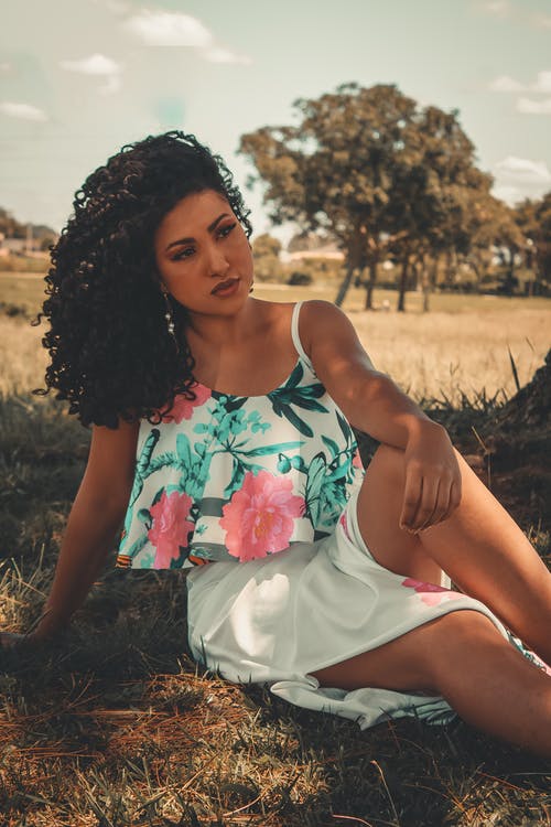 有关人, 坐, 垂直拍摄的免费素材图片